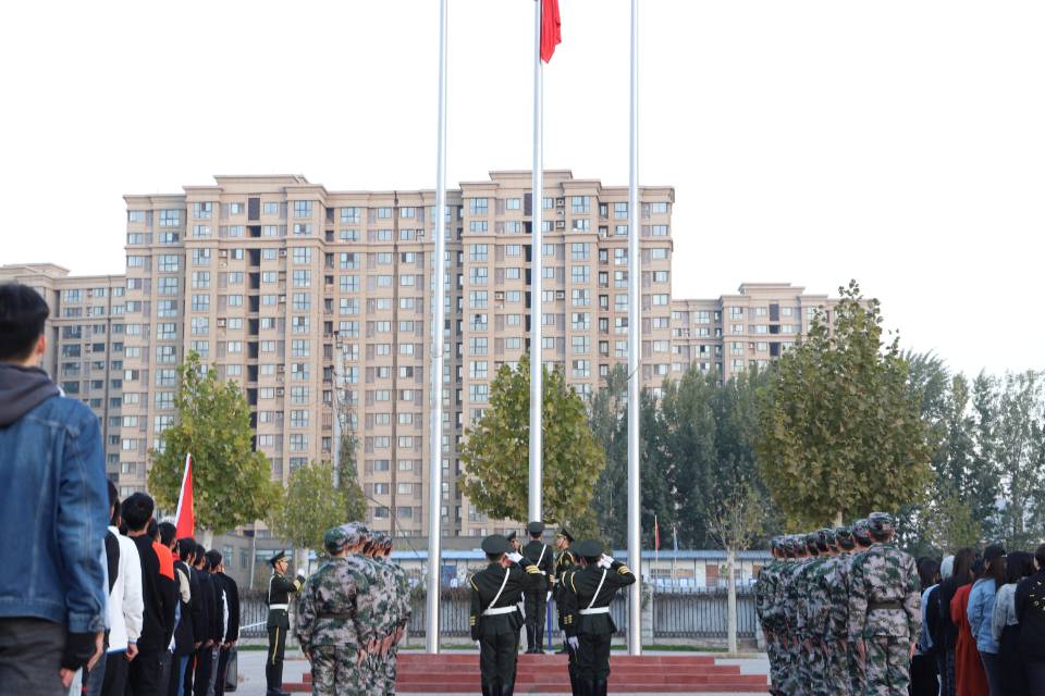 全体师生面向国旗行注目礼