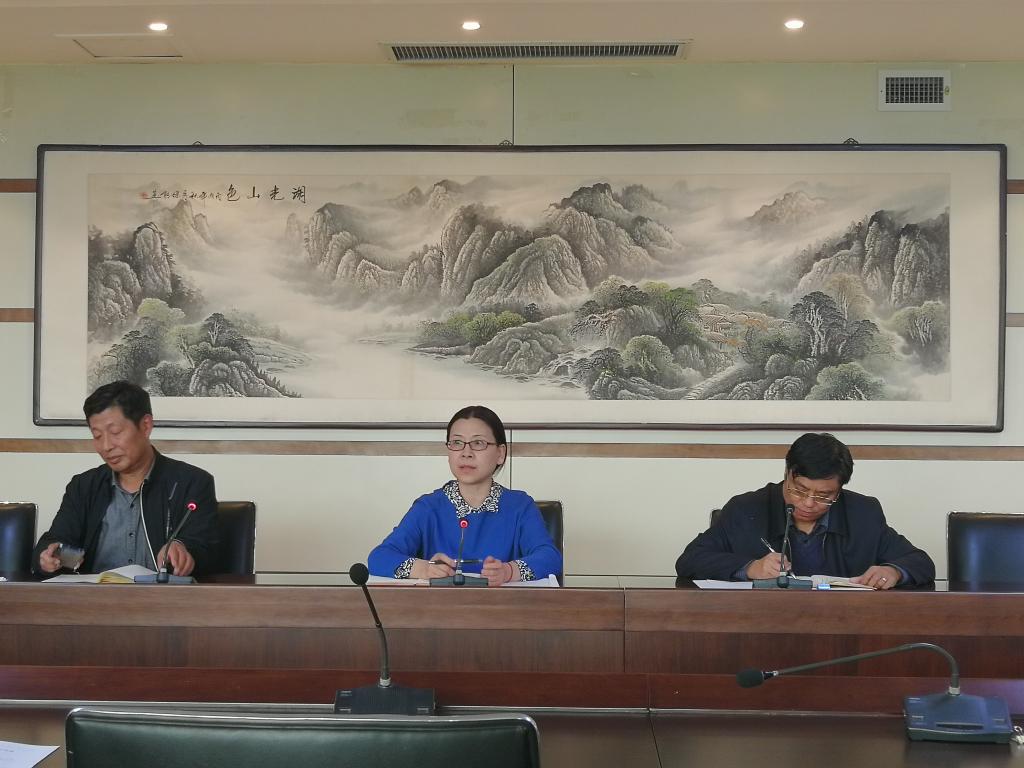 李校长在会议上讲话