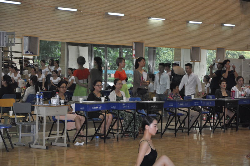 学校教务处处长周晓莉、教务科科长姚瑶、音乐舞蹈学院院长马宏霞、副院长孙莉在考试现场巡查