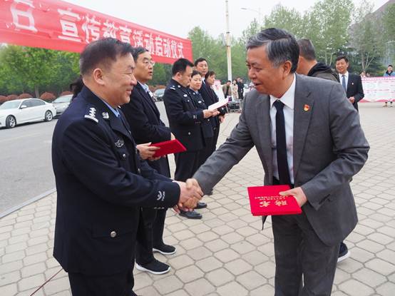 说明:E:\照片\190412国家安全启动日\挑\P4120026.JPG