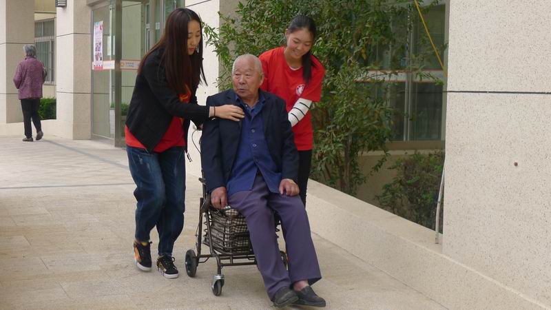 管理学院青年志愿者陪老人聊天