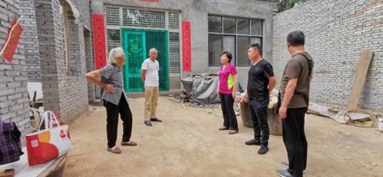说明:马林靖书记到结对帮扶户与村民交流.jpg