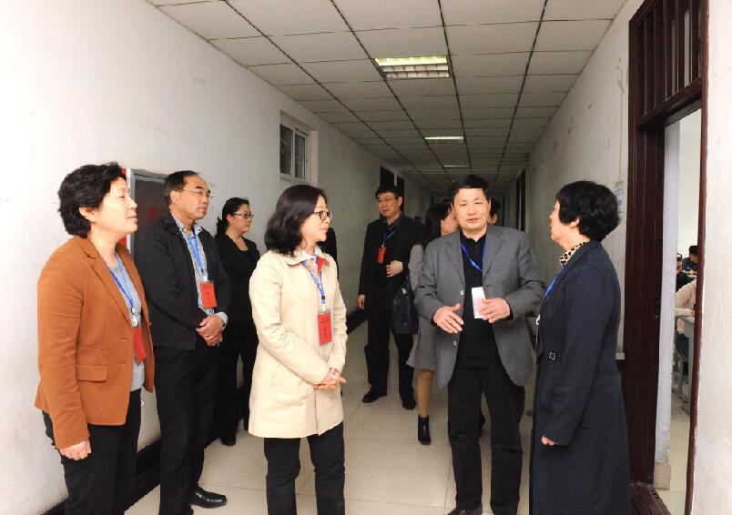 校领导陪同省招办副主任刘刚巡视考场