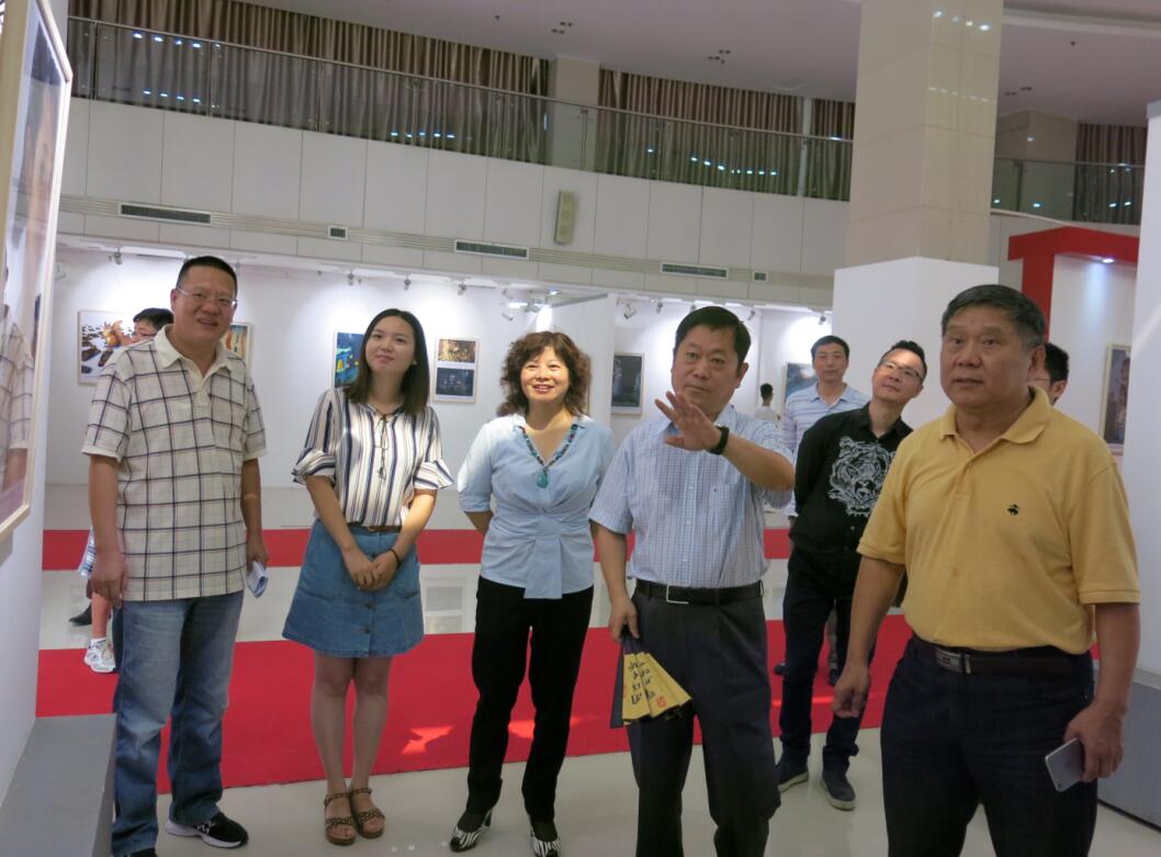 校领导与嘉宾观看作品展