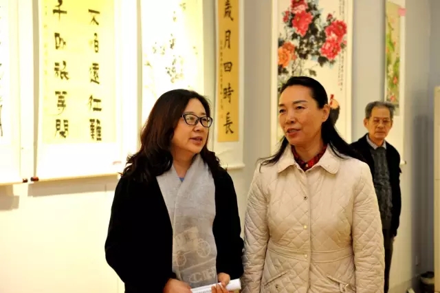 王丽艳副部长和毛杰校长欣赏书画作品