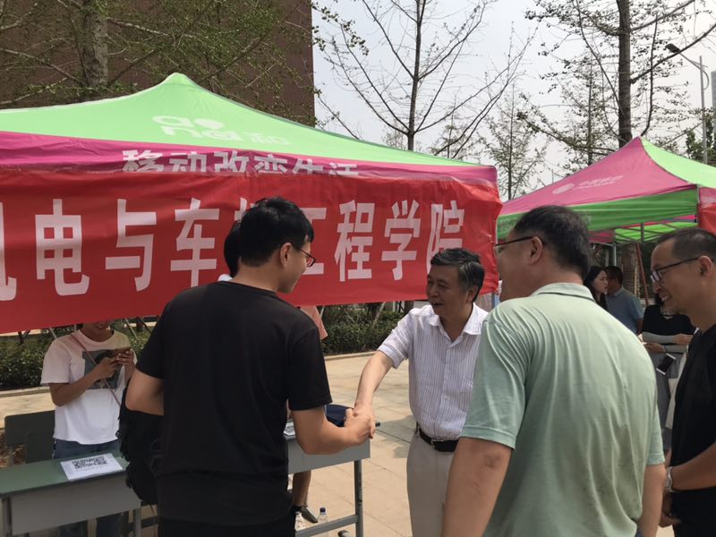 卢校长与学生亲切交谈