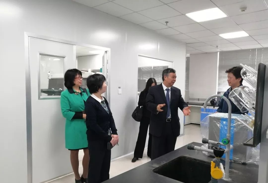 参观江汉大学“化学工程与技术”国家一流学科科研平台光电化学材料与器件教育部重点实验室