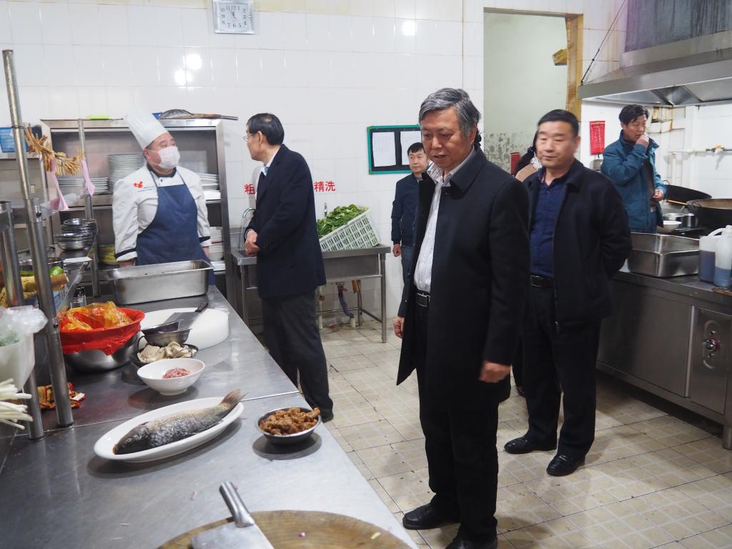 校领导检查英才校区食堂后厨操作加工间