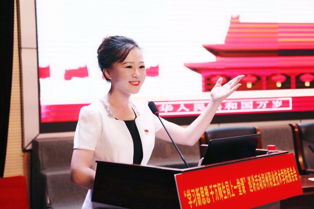 图1:李莉同志作为宣讲人参加河南省高校工委组织的“党的创新理论万场宣讲进校园”活动