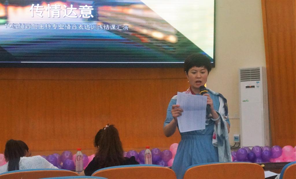 郑州电视台主持人中心主任 徐嘉惠在点评学生表现