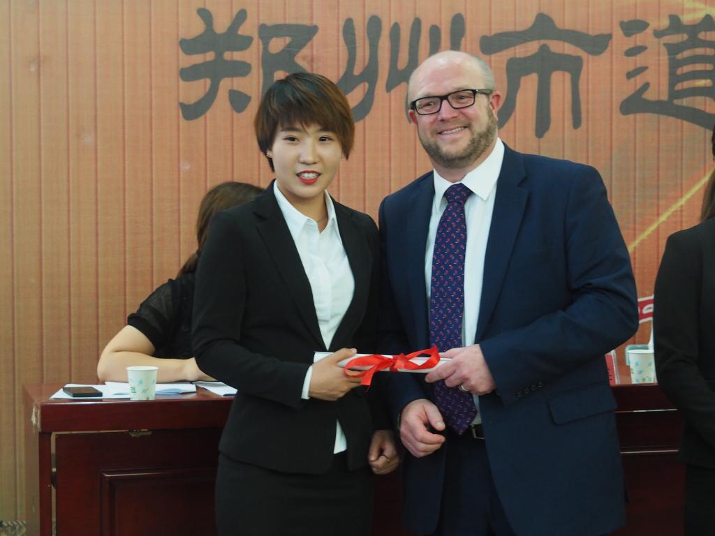 为毕业生代表颁发毕业证书