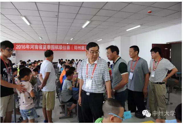 校领导孙龙国视察比赛现场