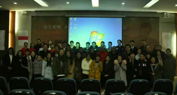与会评委和领导与广告专业学生合影