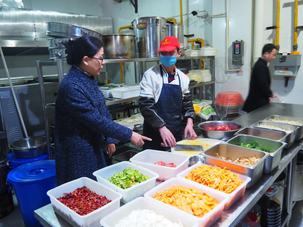 校领导检查金河校区食堂后厨操作加工间