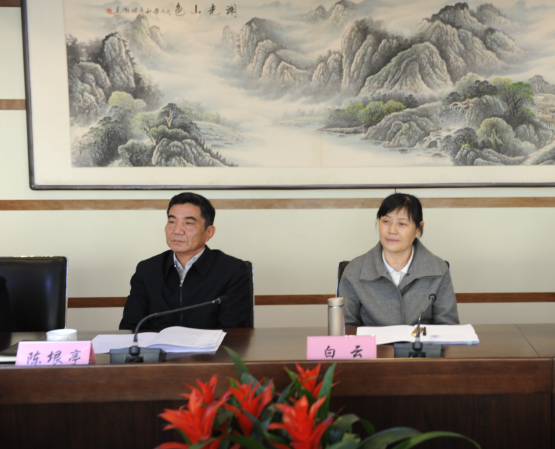 考核组在听取校领导述职