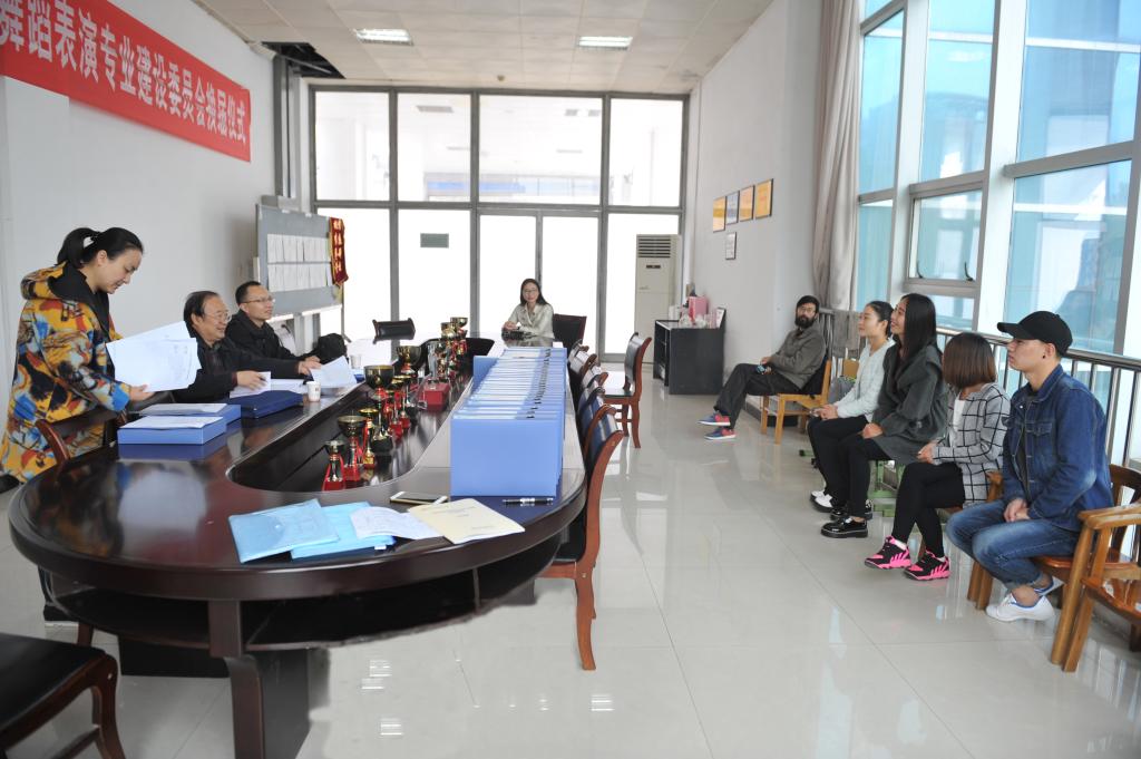 专家与我校师生座谈