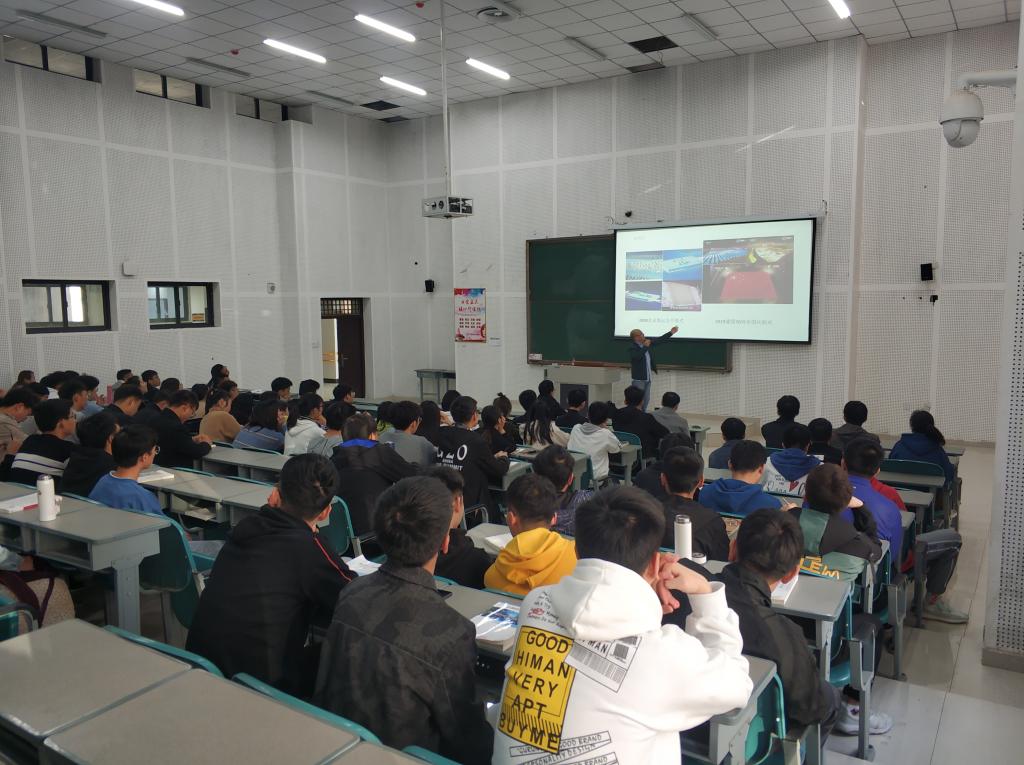 田教授为学生讲解区块链相关技术