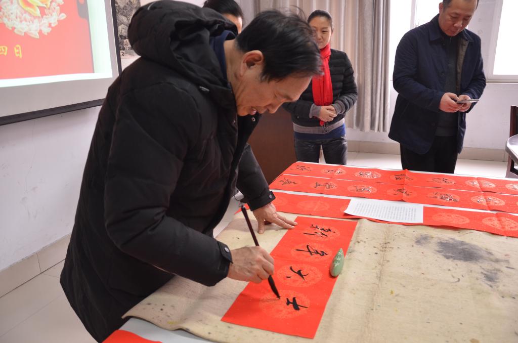 中州大学书画研究院周长根院长挥毫泼墨