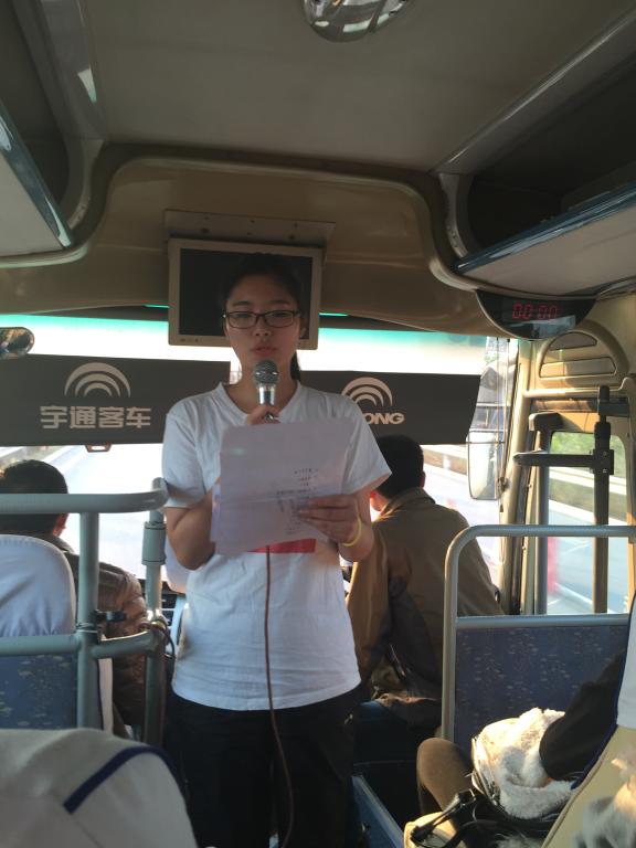 学生在沿途讲解中