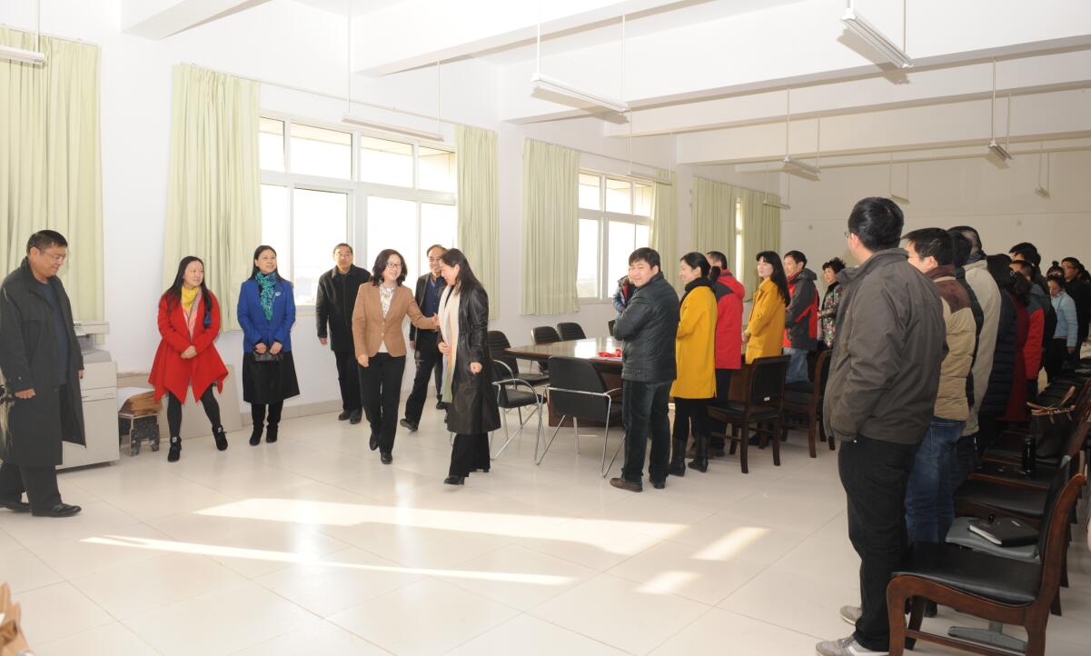 校领导在金河校区查看新学期情况