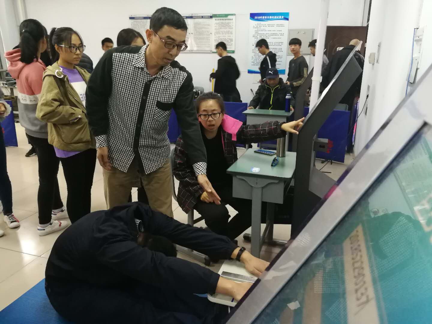 教师指导测试坐位体前屈