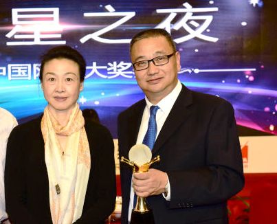 国家体育总局网球运动管理中心管中心主任李玲蔚为我校体育学院院长冯明新颁奖
