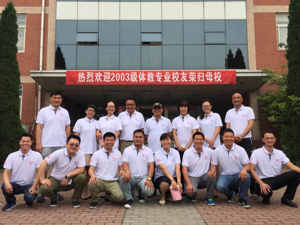 老师和校友代表在教学楼前合影