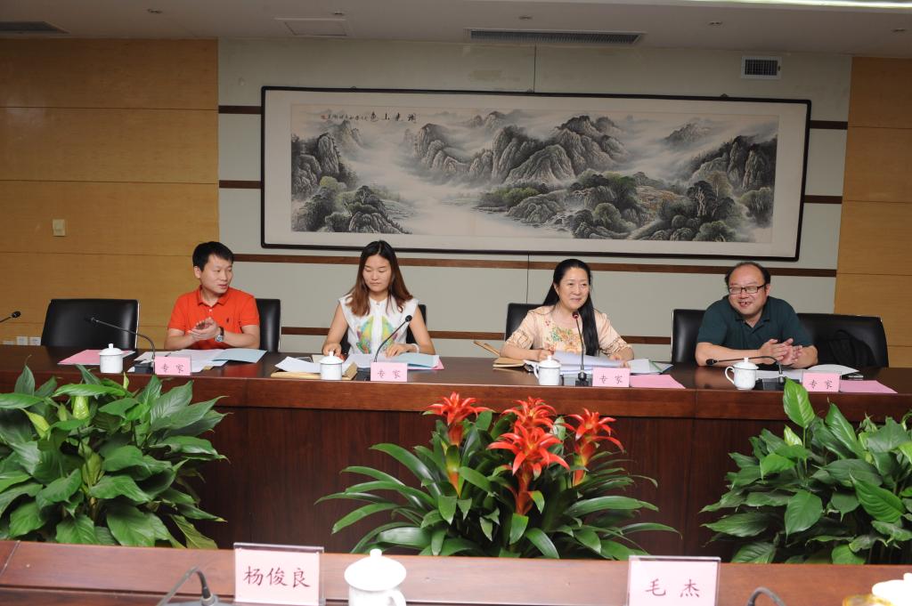 评审组组长郑志蕴讲话