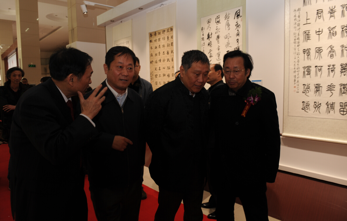 校领导与书画家们一起参观作品展