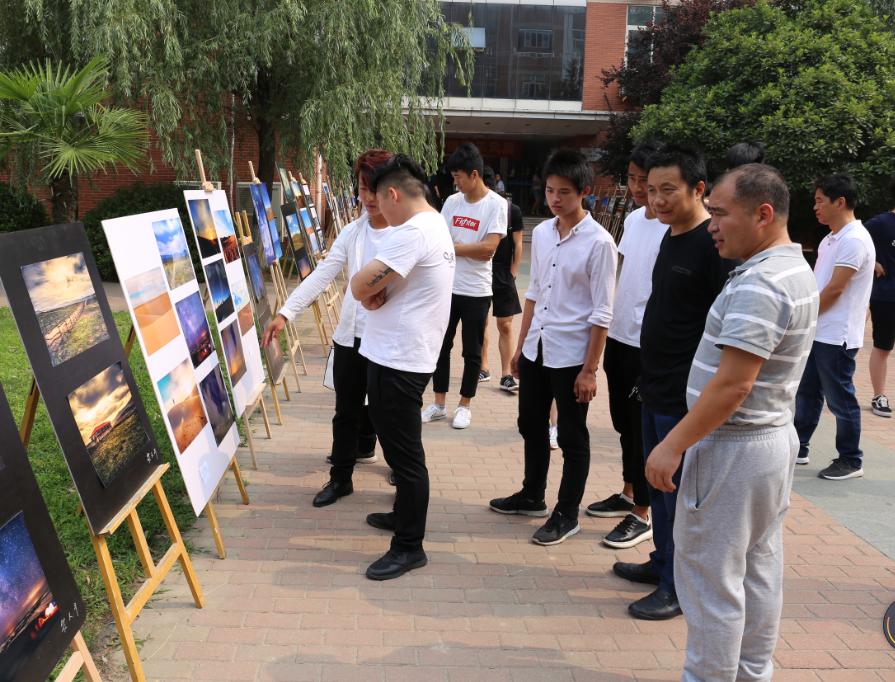 参观摄影展