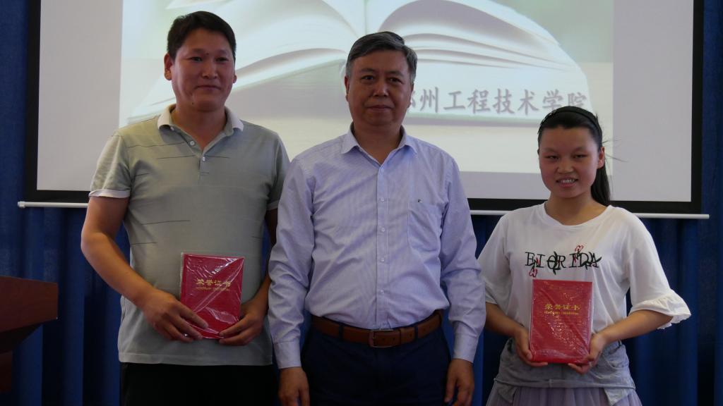卢校长为一等奖获得者颁奖