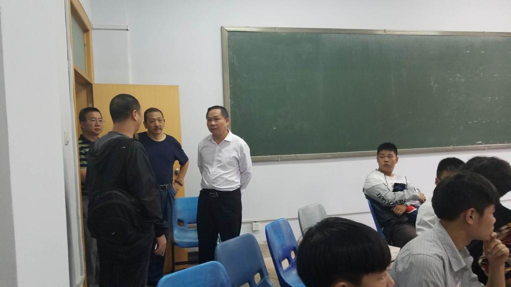 甘校长在航海校区检查开学第一天教学情况