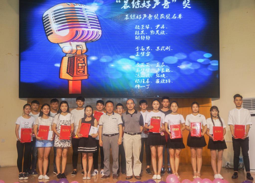 院领导给坚持每天练声的学生颁奖