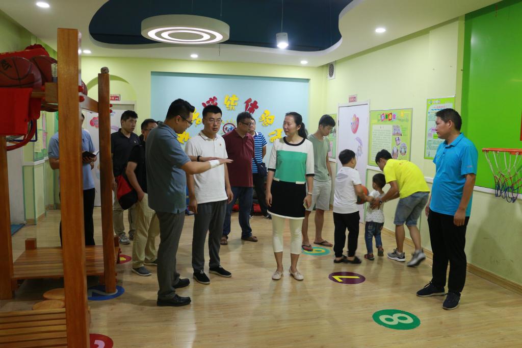 共青团郑州市委及郑州市教育局团委领导看望我校“爱心助残服务团