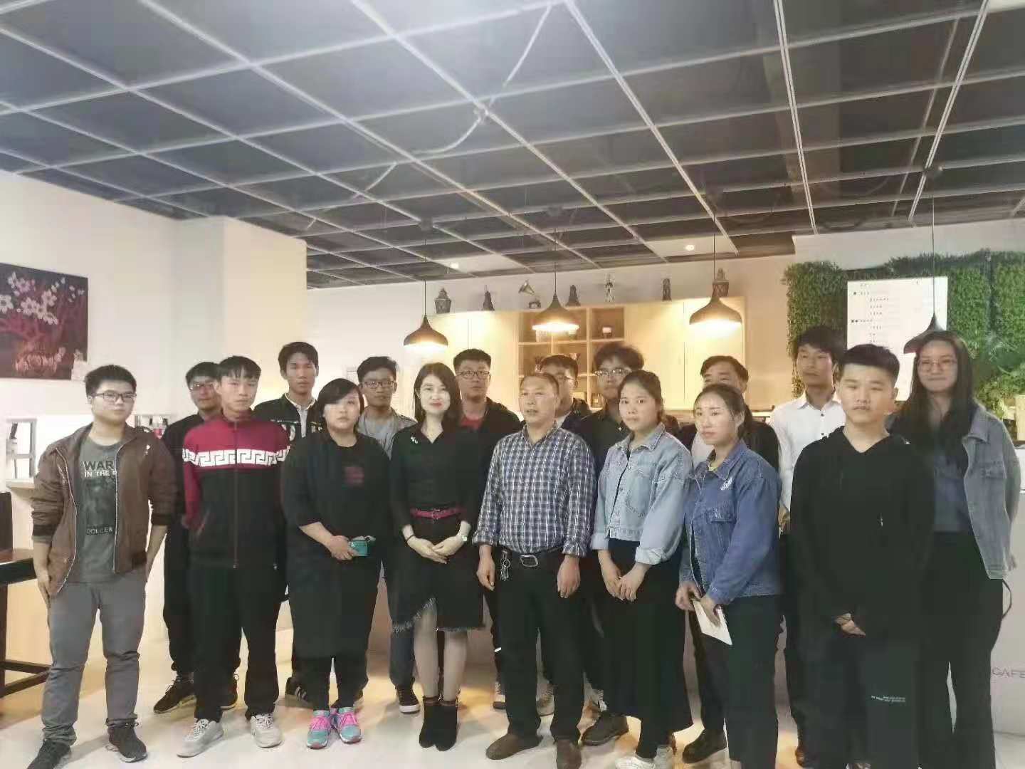 郭佳经理和项目负责人合影