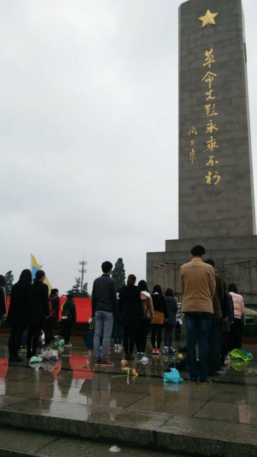 管理学院的同学们在烈士陵园进行祭祀活动.jpg