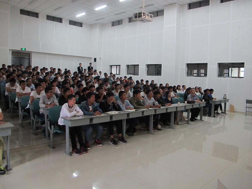 认真聆听的同学们