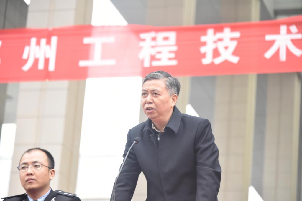 卢奎校长宣布演习开始