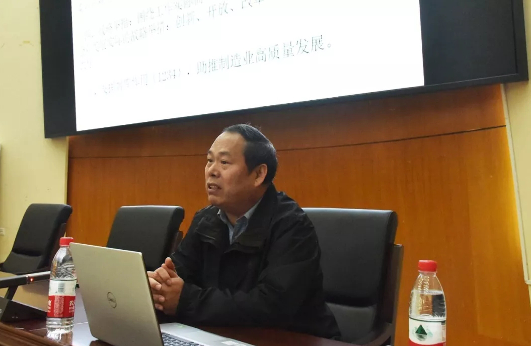 张富禄研究员作学术报告