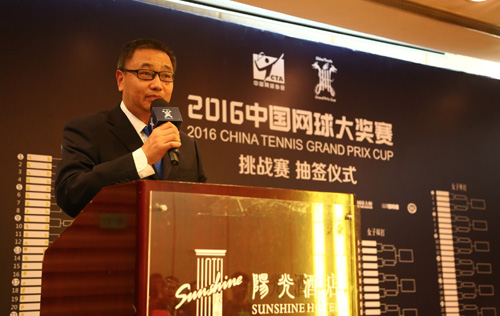 体育学院冯明新院长担任中国网球大奖赛裁判长工作