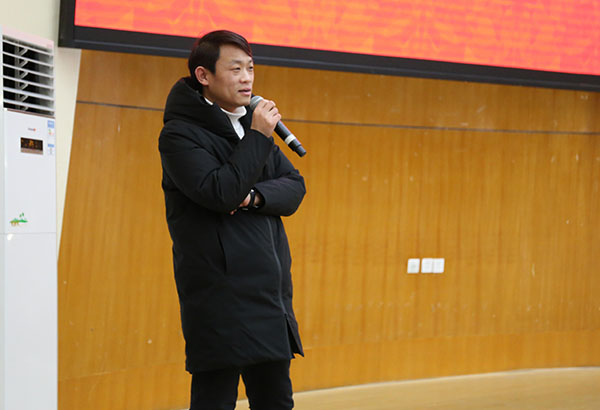 郑州大学新闻与传播学院宗俊伟博士对毕业作品进行点评