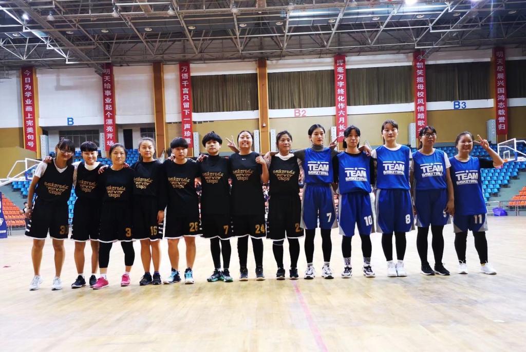 女子乙组冠亚军合影