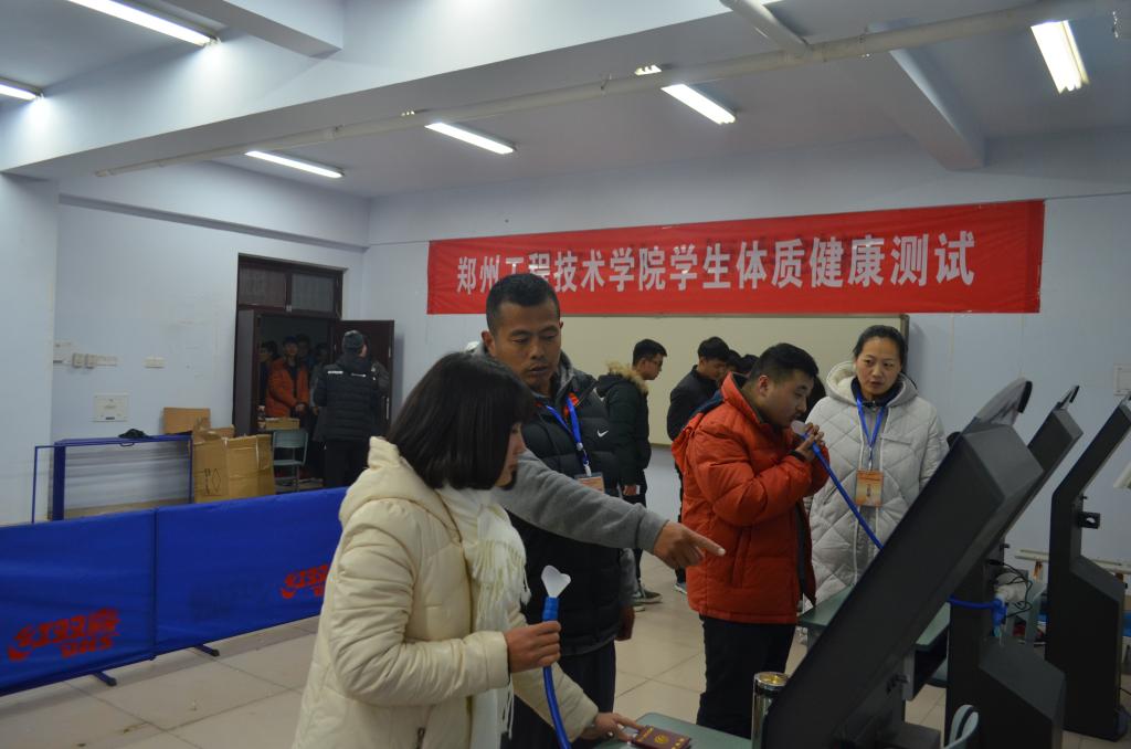 给学生进行指导