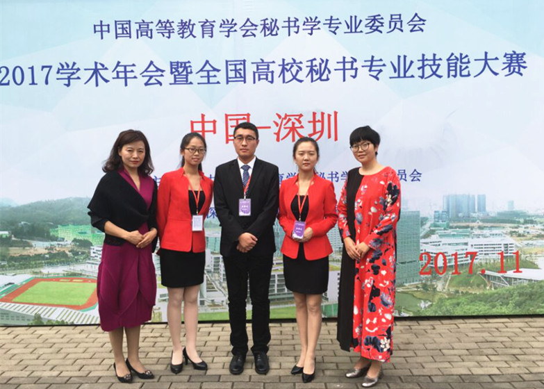 指导老师赵姗姗和赵丽萍与参赛学生在比赛现场
