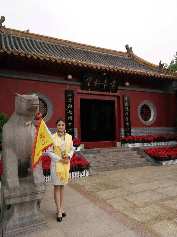 我校旅游管理专业学生冉笑倩在黄帝故里景区进行讲解