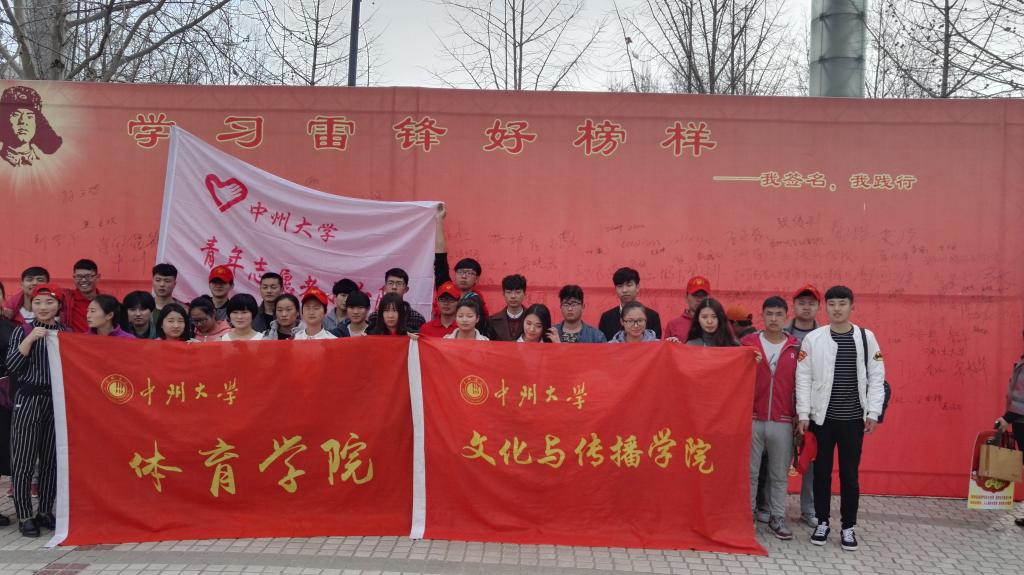 我校志愿者在活动现场(2)