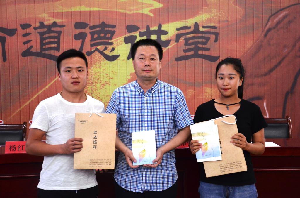 优秀校友王伟强向学院学生代表捐赠书籍