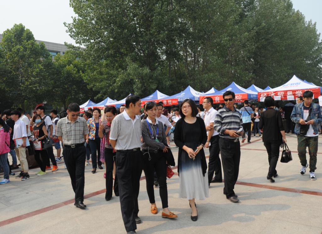 校长毛杰巡视报到现场