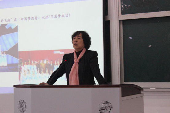 特殊教育学院院长孟繁玲主持论坛并作主题报告