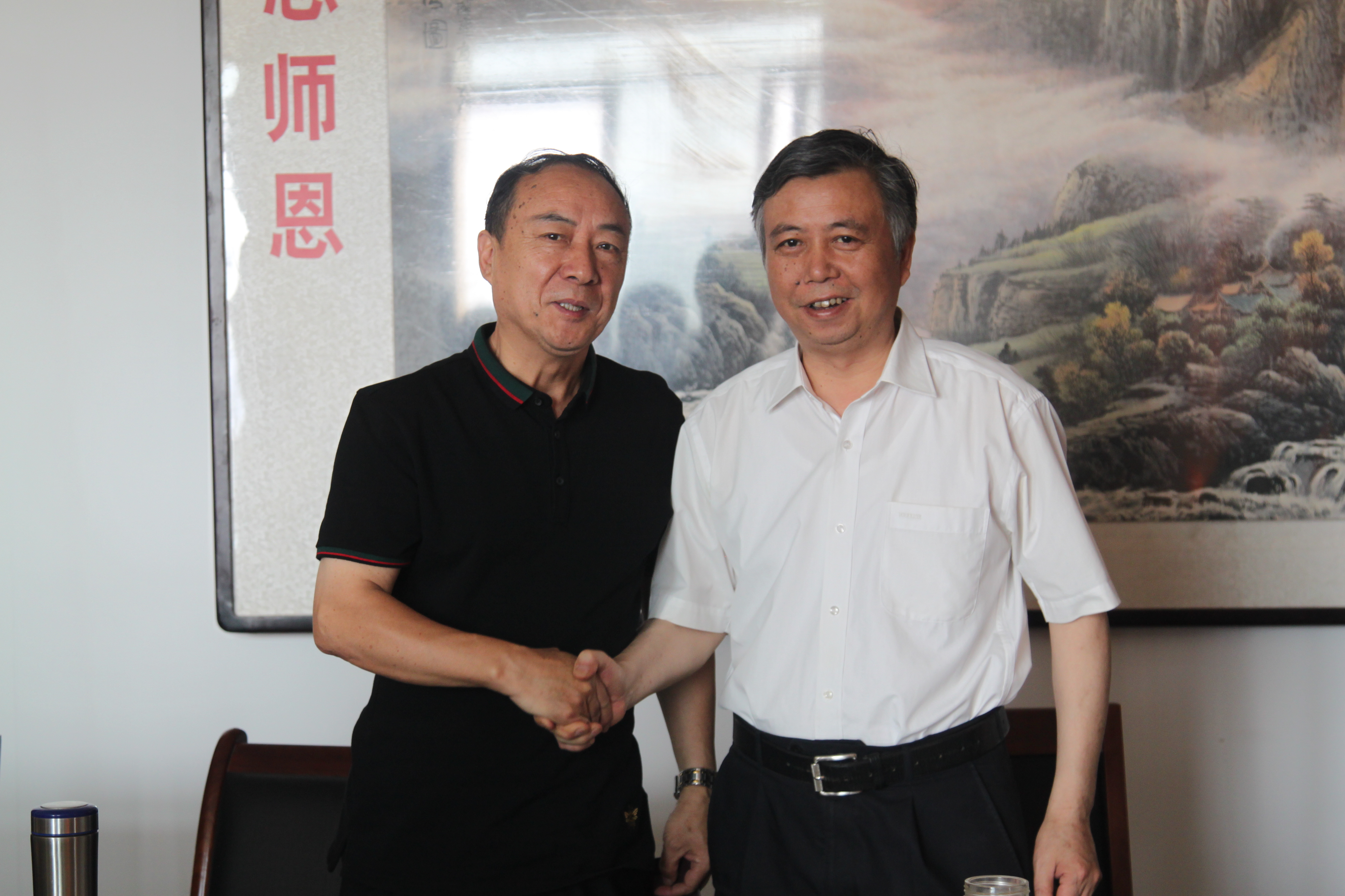 卢校长与刘书记亲切握手